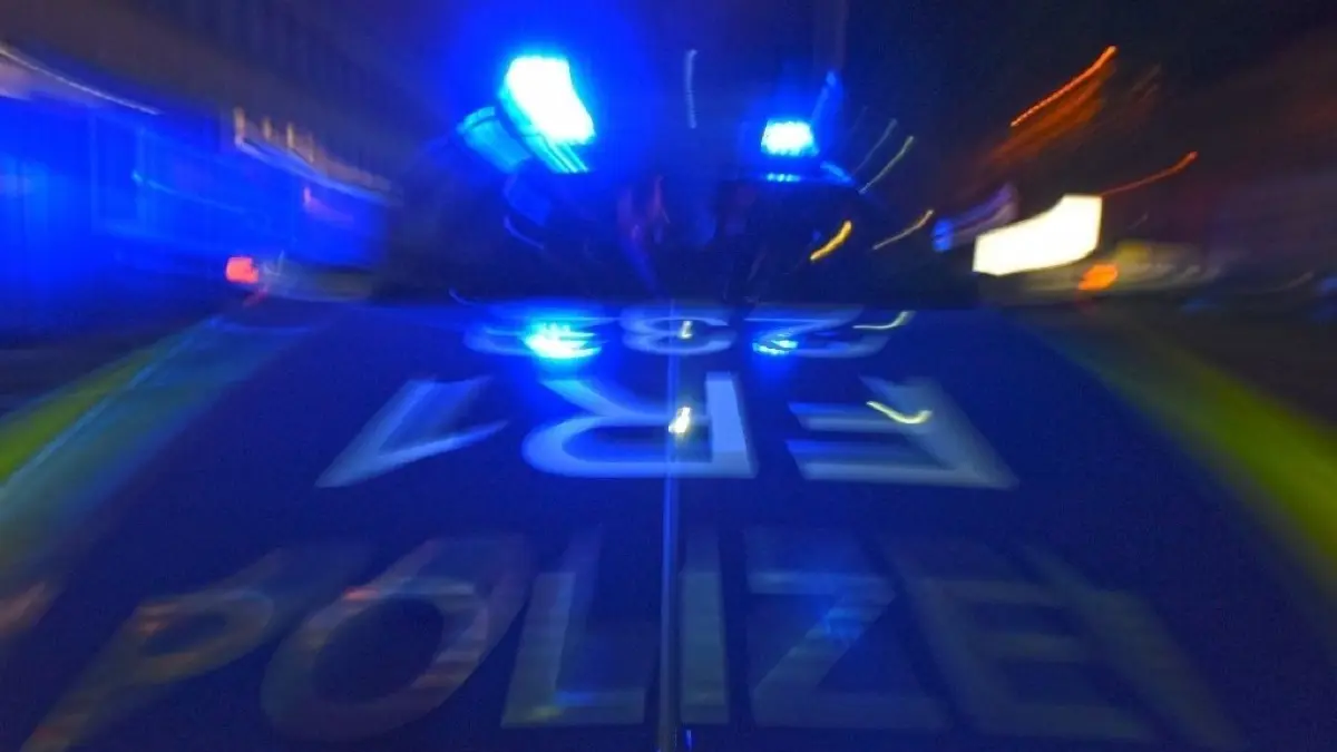 Unbekannte drangen in einen Laden in der Genthiner Straße in Rathenow und stahlen mehrere Schachtel Zigaretten.
ARCHIV - 22.06.2015, Baden-Württemberg, Freiburg: SYMBOLBILD - Ein Polizeifahrzeug steht mit Blaulicht auf der Straße. (zu dpa: «Unfallbilanz Baden-Württemberg") Foto: Patrick Seeger/dpa +++ dpa-Bildfunk +++