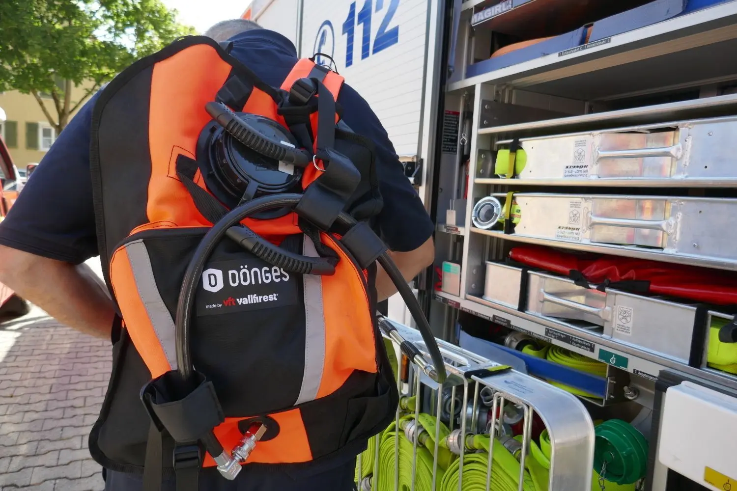 Feuerwehren haben solche Löschrucksäcke beschafft.⇥