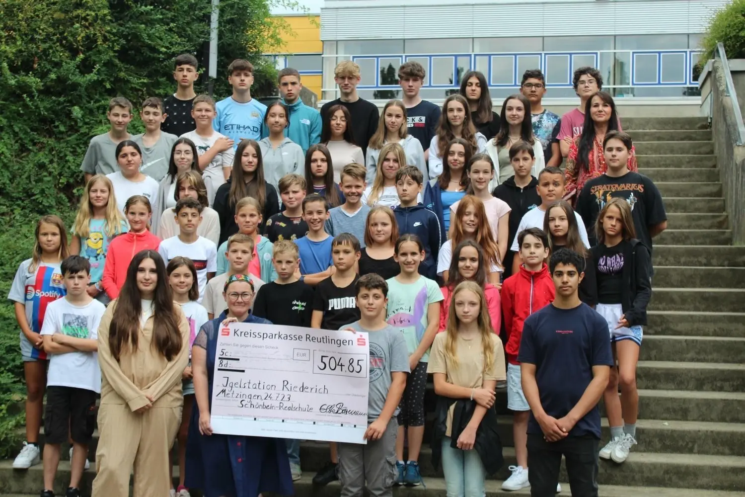 Über 500 Euro haben die Schülerinnen und Schüler der Klassen 5c und 8d der Schönbein-Realschule auf ihrem Flohmarkt eingenommen. Dafür haben die fleißigen Tierschützer eigene Sachen verkauft und einen freien Samstag geopfert.