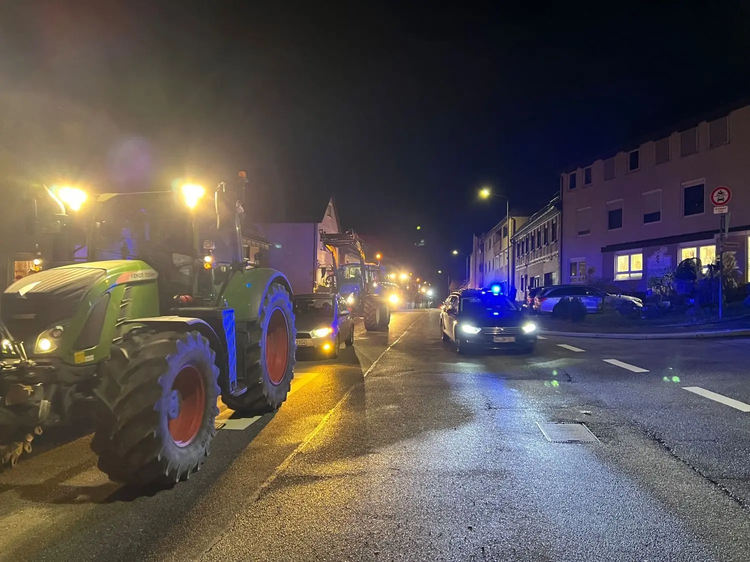 Unter dem Motto „Hohenstaufen glüht“ haben am Mittwoch, 24.01.2024, mehrere hundert Traktoren und Pkw die Straßen rund um den Göppinger Hausberg blockiert.