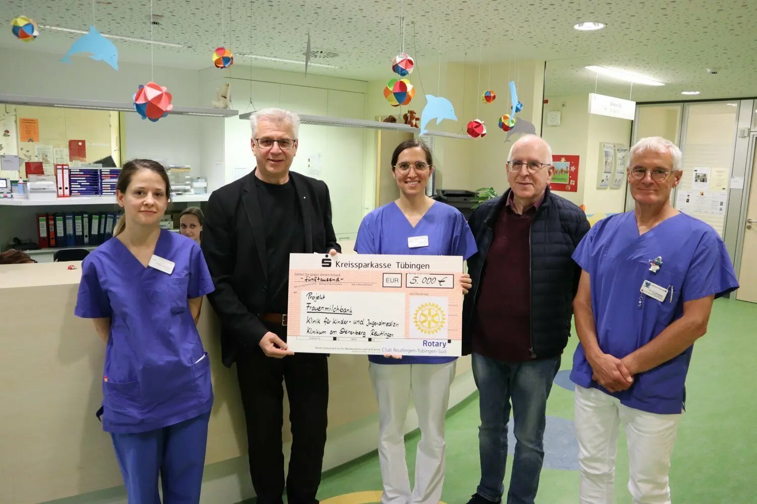Pflegehelferin Julieta Lagger Henkel, Rotarier-Präsident Harald Herrmann, Dr. Jasmin Joiko, Dr. Georg Frauendienst-Egger vom Frühchen-Förderverein und der leitende Oberarzt Dr. Hans-Christoph Schneider (von links) bei der offiziellen Eröffnung der Frauenmilchbank.