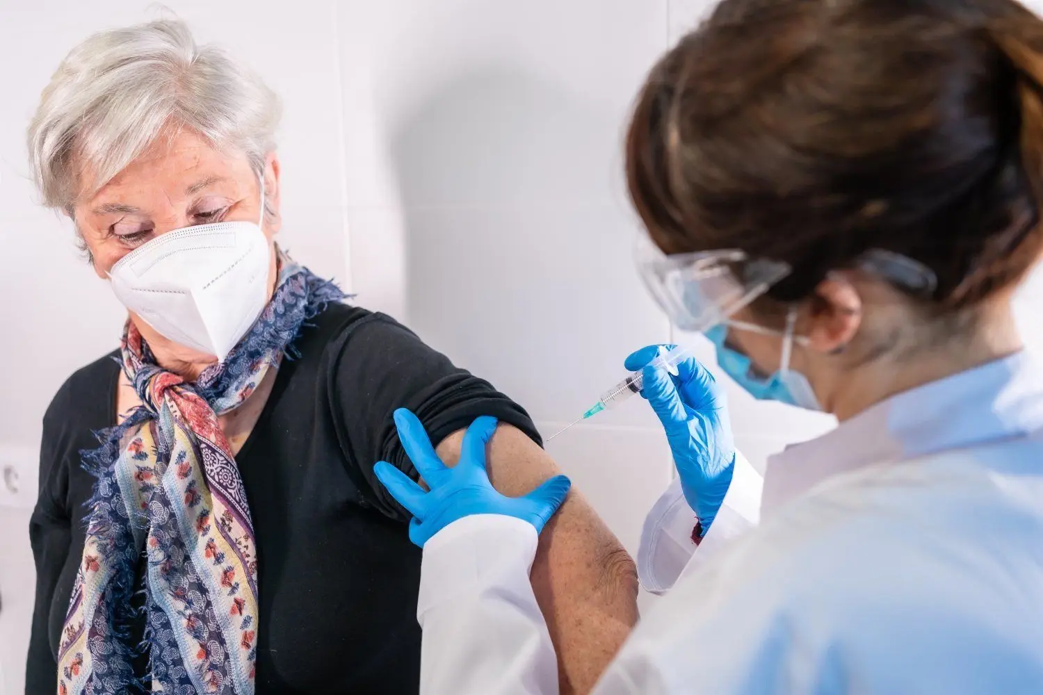 Chronisch Kranke wie Diabetiker, Menschen mit Krebs- und Nierenleiden und einem generell schwachen Immunsystem bilden beim Impfen oft zu wenige Antikörper und gelten als Covid-Risikopatienten. Eine spezielle Therapie kann vor schweren Verläufen schützen. ⇥