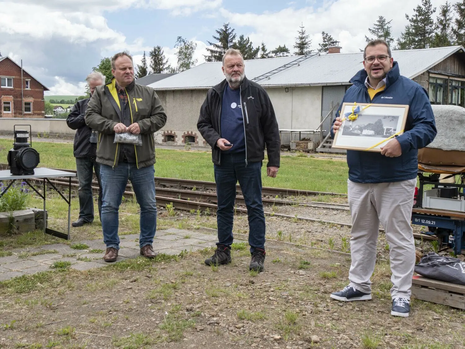 Erfreut (von links): Oberbürgermeister Martin Antonow, Oldtimer-Freunde-Vorsitzender Gerhard Deutschmann und Bürgermeister Daniel Salemi.