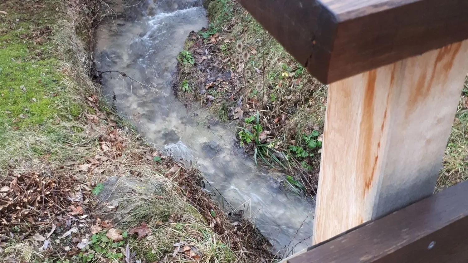 Der Friedensbereich war einst begrenzt durch den Weidenbach, der Fernstraße nach Niederhechingen und Maria Zell.⇥