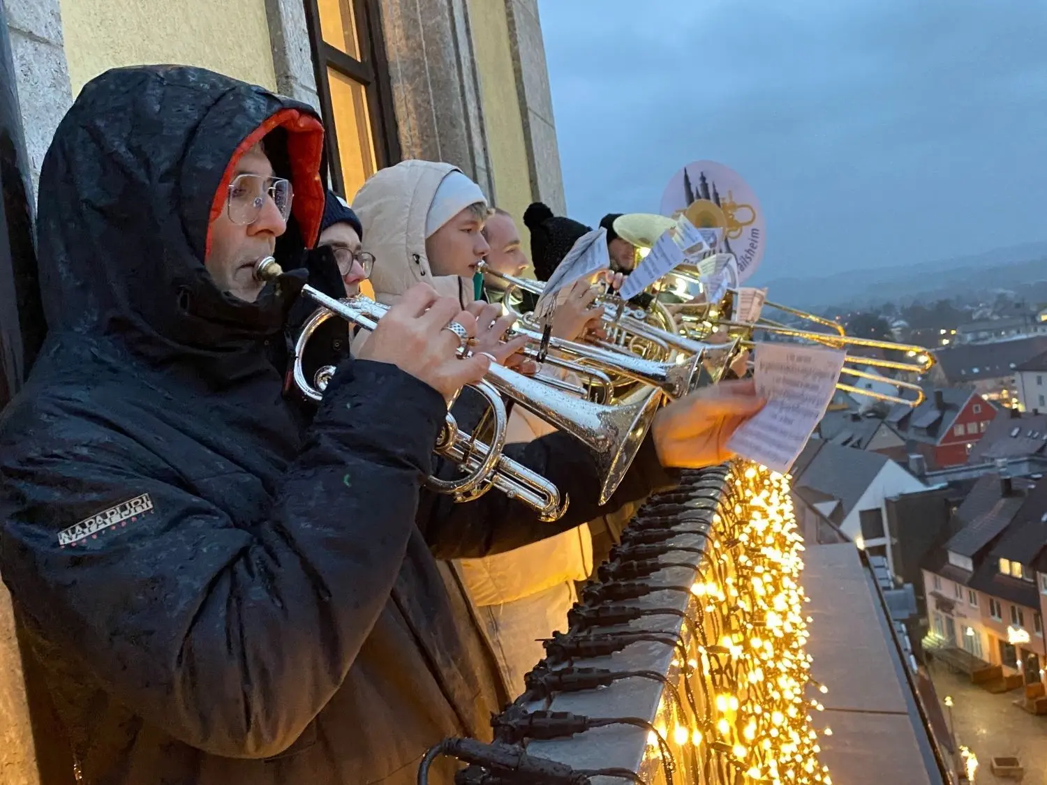 Eine Blechbläsergruppe der Stadtkapelle Crailsheim stimmt am 24. Dezember mit weihnachtlichen Melodien vom Rathausturm zum Heiligen Abend ein.