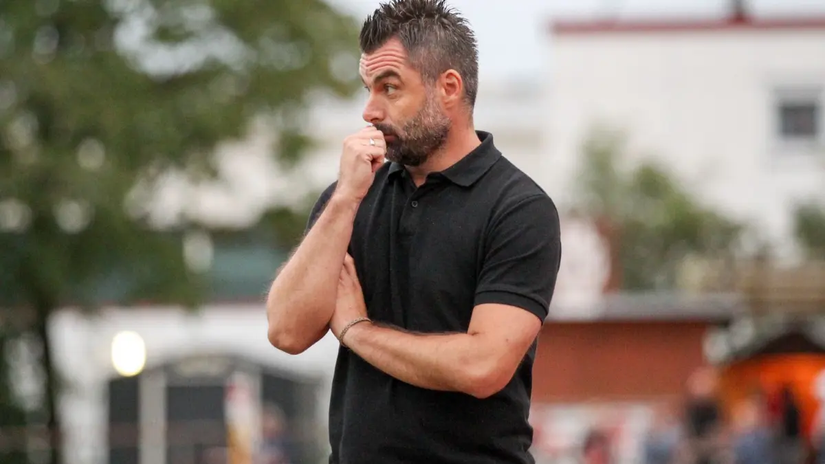Ein nachdenklicher Dinko Radojevic: Seine Ebersbacher müssen am Samstag im Derby in Boll dringend punkten, wollen sie noch eine Chance im Abstiegskampf haben. ⇥
SV Ebersbach - TSGV Waldstetten
Dinko Radojevic