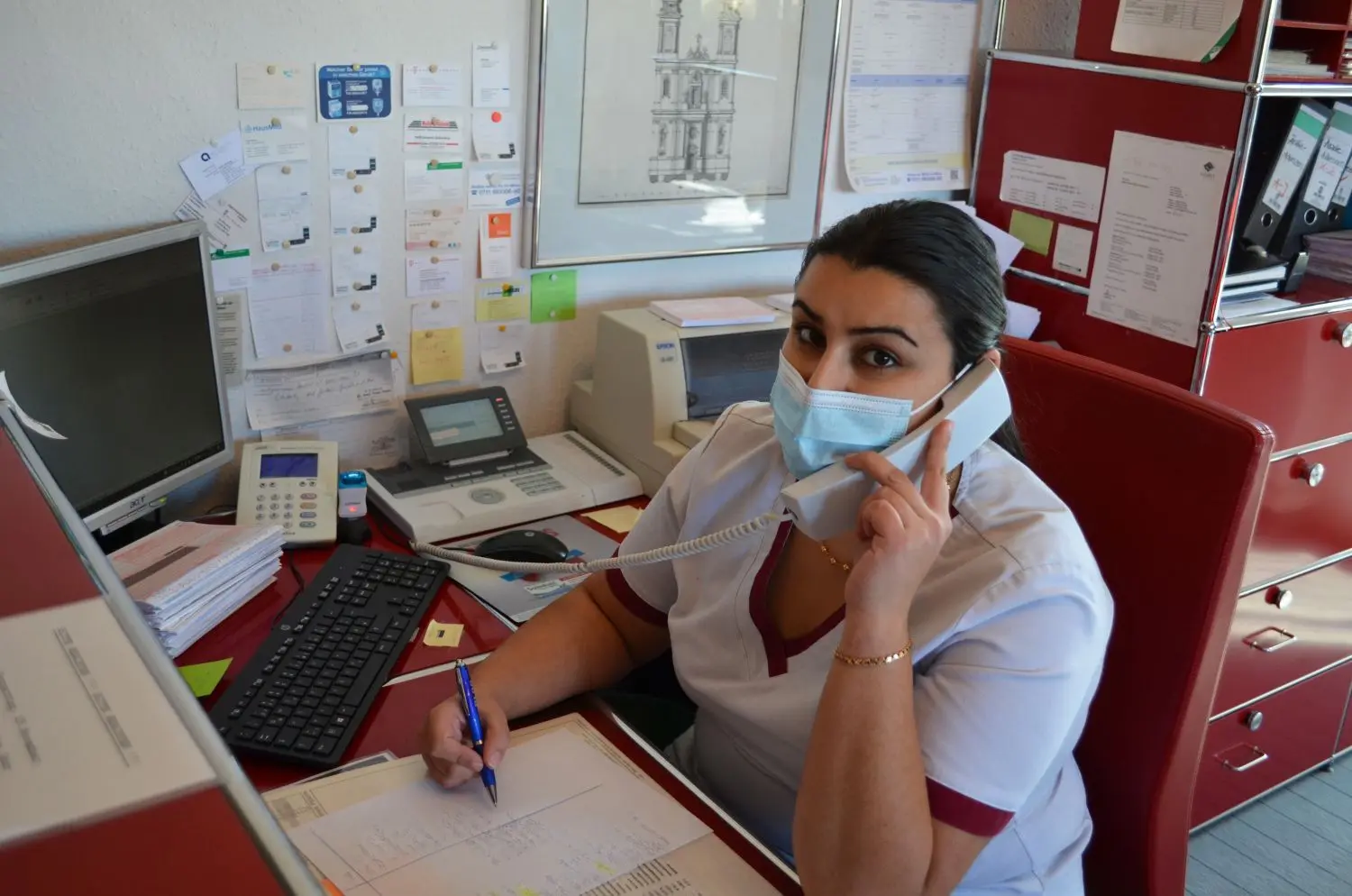 Das Telefon steht nicht mehr still in der Hausarztpraxis Dr. Franz in Gerabronn: Die medizinische Fachangestellte Gülsah Büyüksahin und ihre Kollegin beantworten täglich zahlreiche Anfragen von Patientinnen und Patienten.⇥