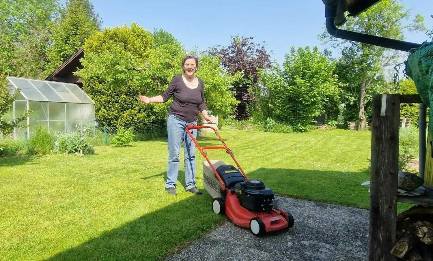 Einbruch in der Kleingartenanlage in Neu-Ulm: Heidemarie Seidler freut sich, da in ihrem polizeilich abgesperrten Schrebergarten im Muthenhölzledas wichtigste noch da ist: Der Rasenmäher. „Es ist nichts weggekommen.“