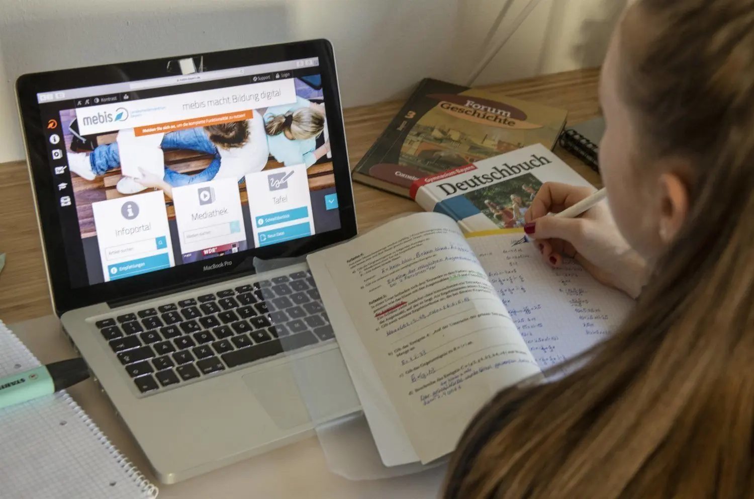 Die 14 Jahre alte Lilli hat auf einem Laptop die Lernplattform „mebis“ geöffnet. Damit ist digitaler Unterricht möglich. ⇥
