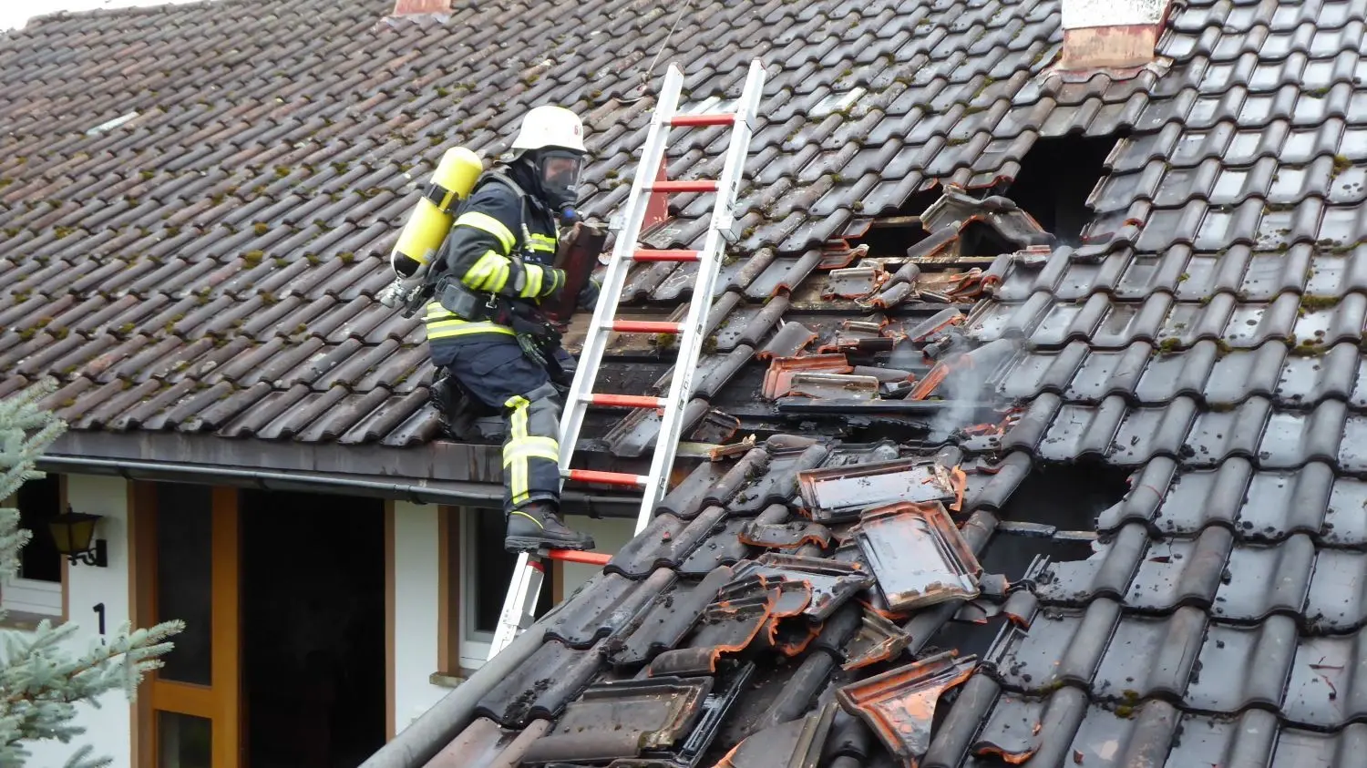 Sicher ist sicher. Die Feuerwehrleute kontrollierten das Dach des Gebäudes nach möglichen Brandnestern.