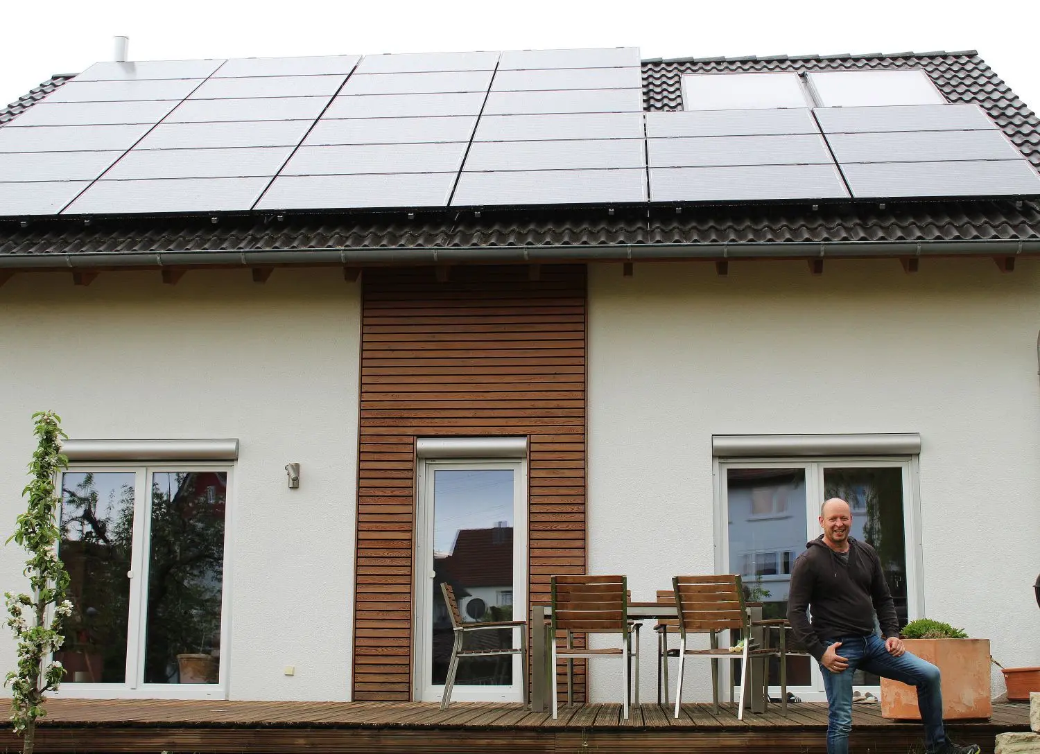 Bei Jürgen Baumer wird der Klimaschutz auch im privaten Bereich groß geschrieben. Sein Eigenheim in Sickingen ist ein Energiehaus in Holzständerbauweise und „ummantelt“ in Holz-Dämmzellulose! Ausgestattet mit Photovoltaik, Solartherme und Wärmepumpe mit Fußbodenheizung.⇥