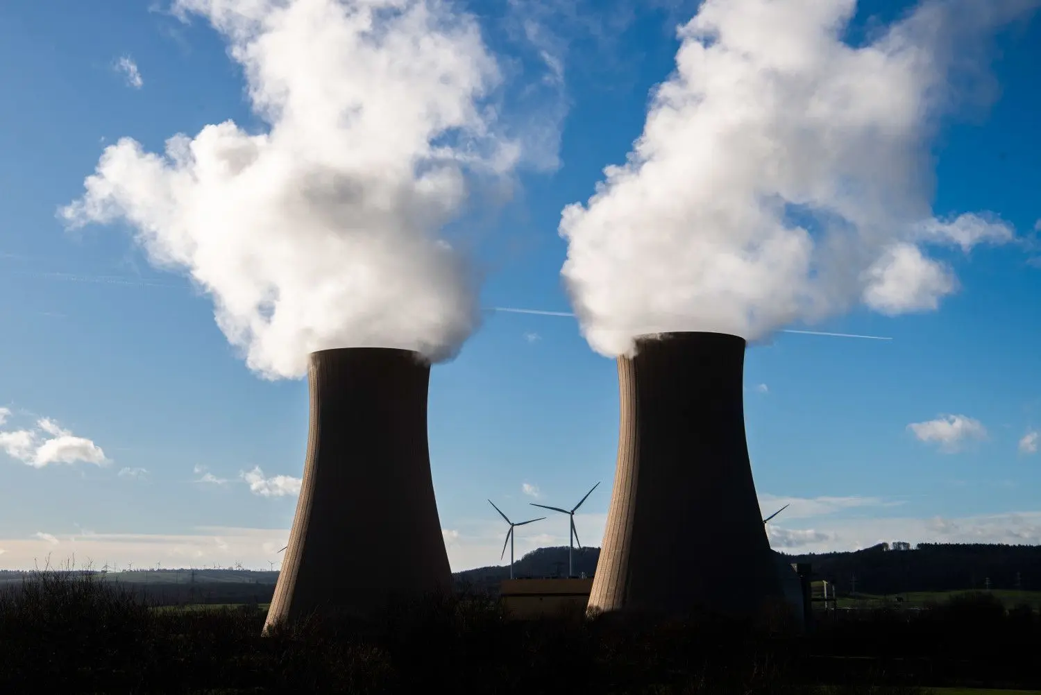 Als einziges Industrieland gleichzeitig aus Kohle- und Atomstrom aussteigen wollen aber überfordert, genug Windräder aufzustellen. Und Wasserstoff? Soll nur aus erneuerbarer Energie hergestellt werden. Deutschland fehlt es an Pragmatismus, findet unser Autor.
