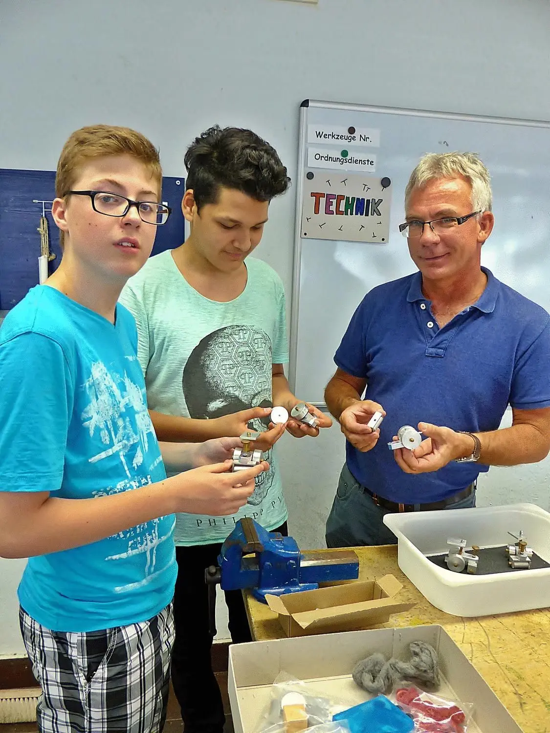 Die Schüler der Uhinger Hieberschule besuchten die Technikakademie mit ihrem Lehrer Thomas Baur.