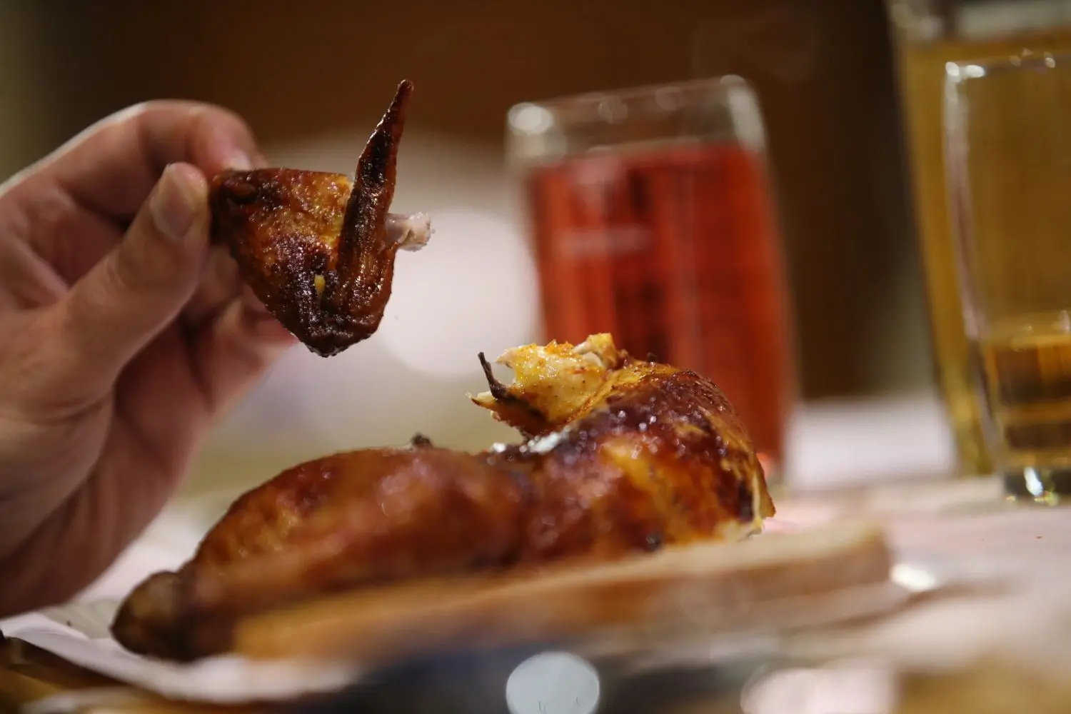 Als Festessen gibt es unter anderem knusprig gegrillte Hähnchen.