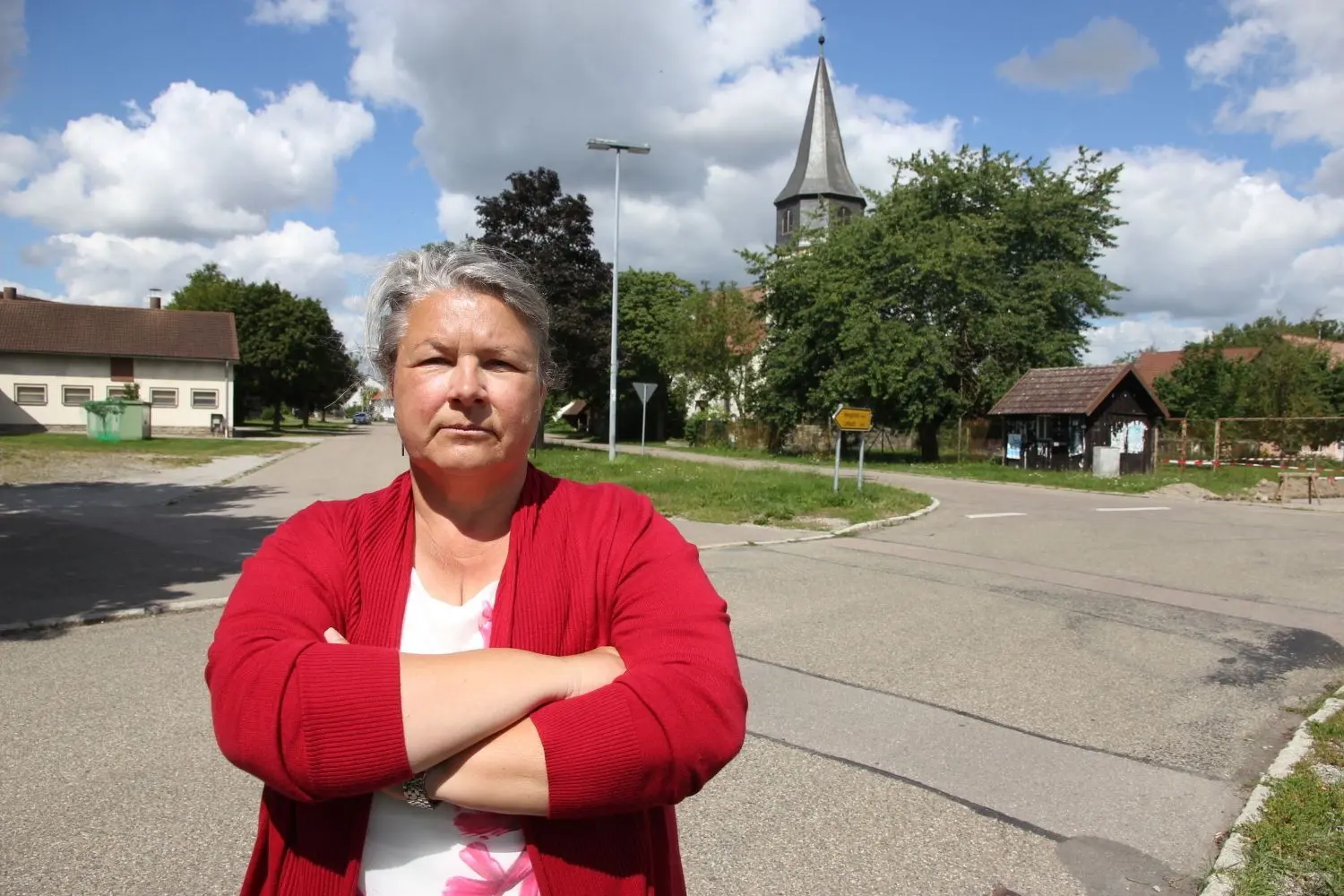 Sabine Wirblich an dem Platz in Musdorf, wo normalerweise im Oktober ihr Stand steht. Eigentlich wollte die 55-Jährige nächstes Jahr ihre Kredite abbezahlt haben und sich dann etwas zur Seite legen, um irgendwann nicht mehr jedes Wochenende unterwegs sein zu müssen. Nun sitze sie daheim, sagt Wirblich, und frage sich: „Was machst du jetzt eigentlich?“