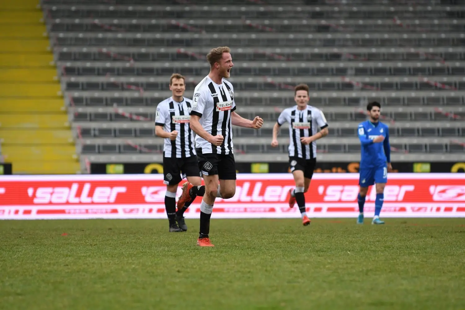 Jubelt mit geballten Fäusten nach seinem ersten Treffer für den VfR Aalen im Spiel gegen Hoffenheim II Ende Januar.: Steffen Kienle. ⇥