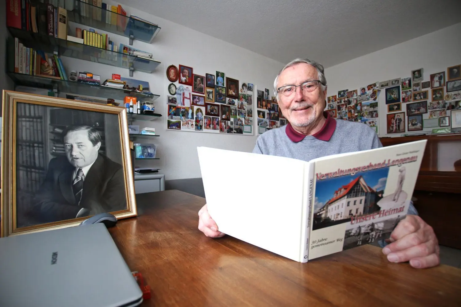 Anton Egetenmeyer junior blickt auf die Anfänge des Verwaltungsverbands Langenau zurück, in denen sein 1978 verstorbener Vater (links auf dem Bild zu sehen) der erste Geschäftsführer gewesen war.⇥