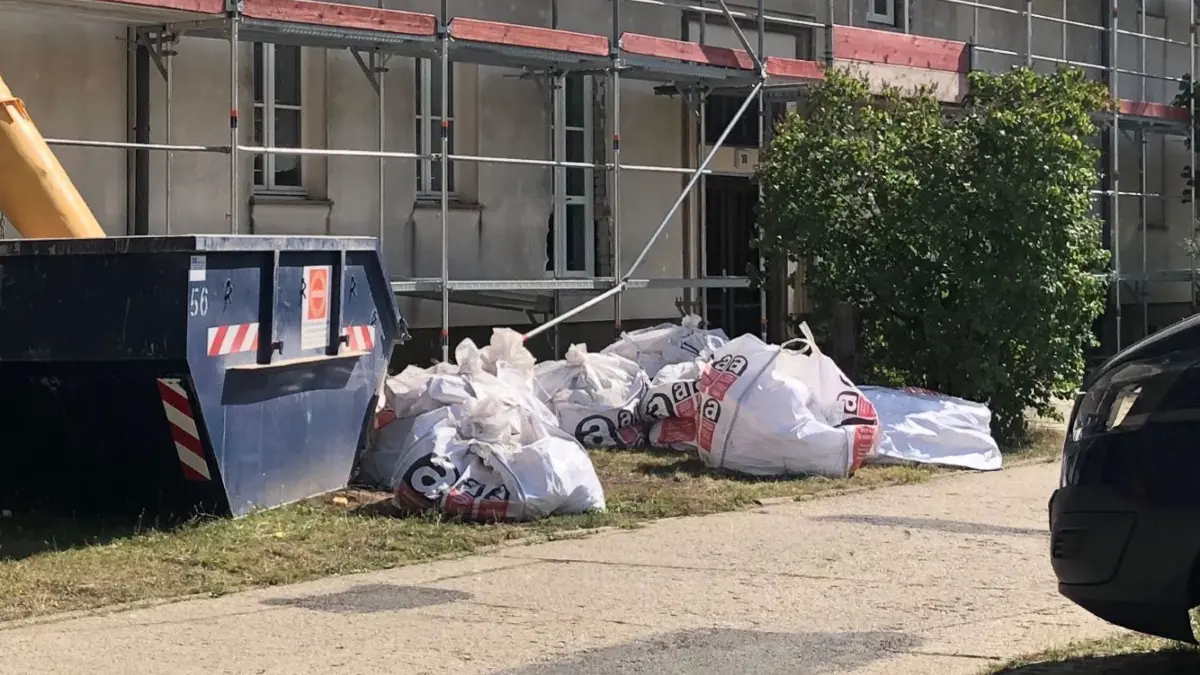 Sanierung im Flächendenkmal: Asbest-Säcke in der Fritz-Heckert-Straße? Was ist da drin?
Eisenhüttenstadt 2021-08-16: Asbest-Säcke in der Fritz-Heckert-Straße? Was ist da drin?