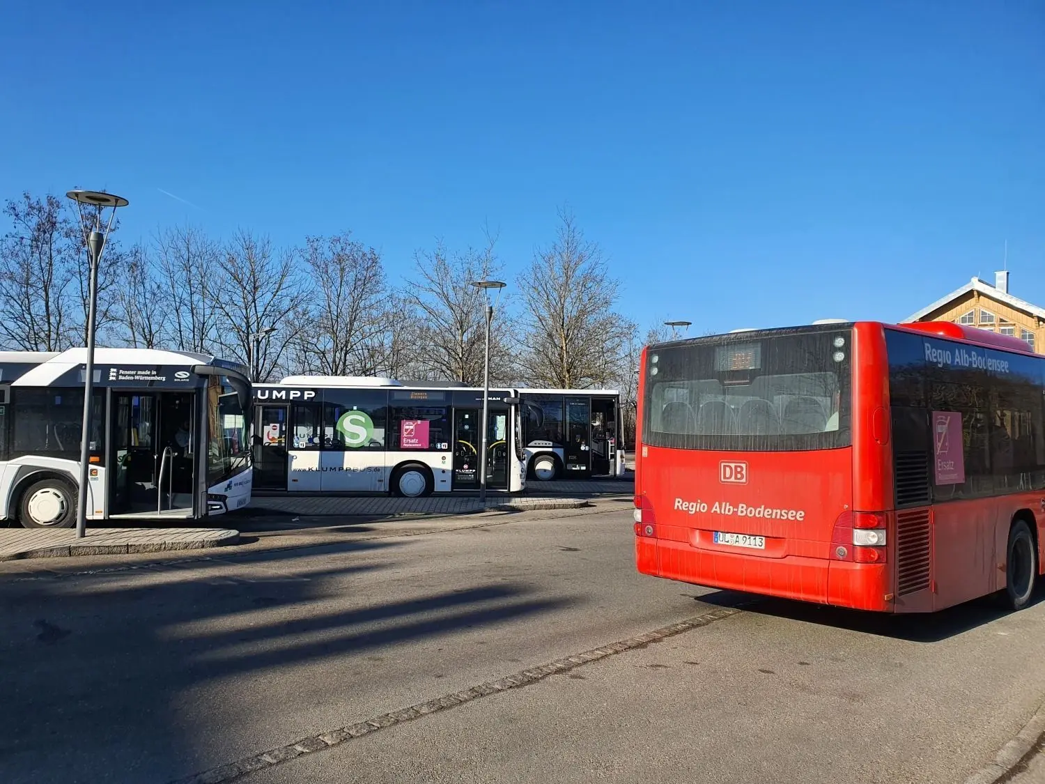 Gleich ist Ankunft, demnächst ist Abfahrt – Montagvormittag am Busbahnhof in Hechingen.⇥