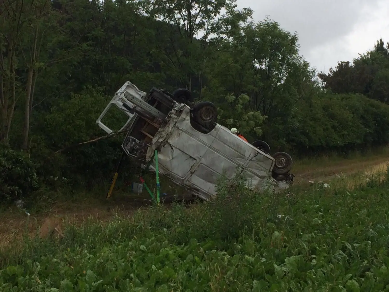 Der Fahrer des Kleintransporters ist gestorben, der Beifahrer ist schwer verletzt. Zur Versorgung ist ein Rettungshubschrauber auf der Autobahn gelandet.