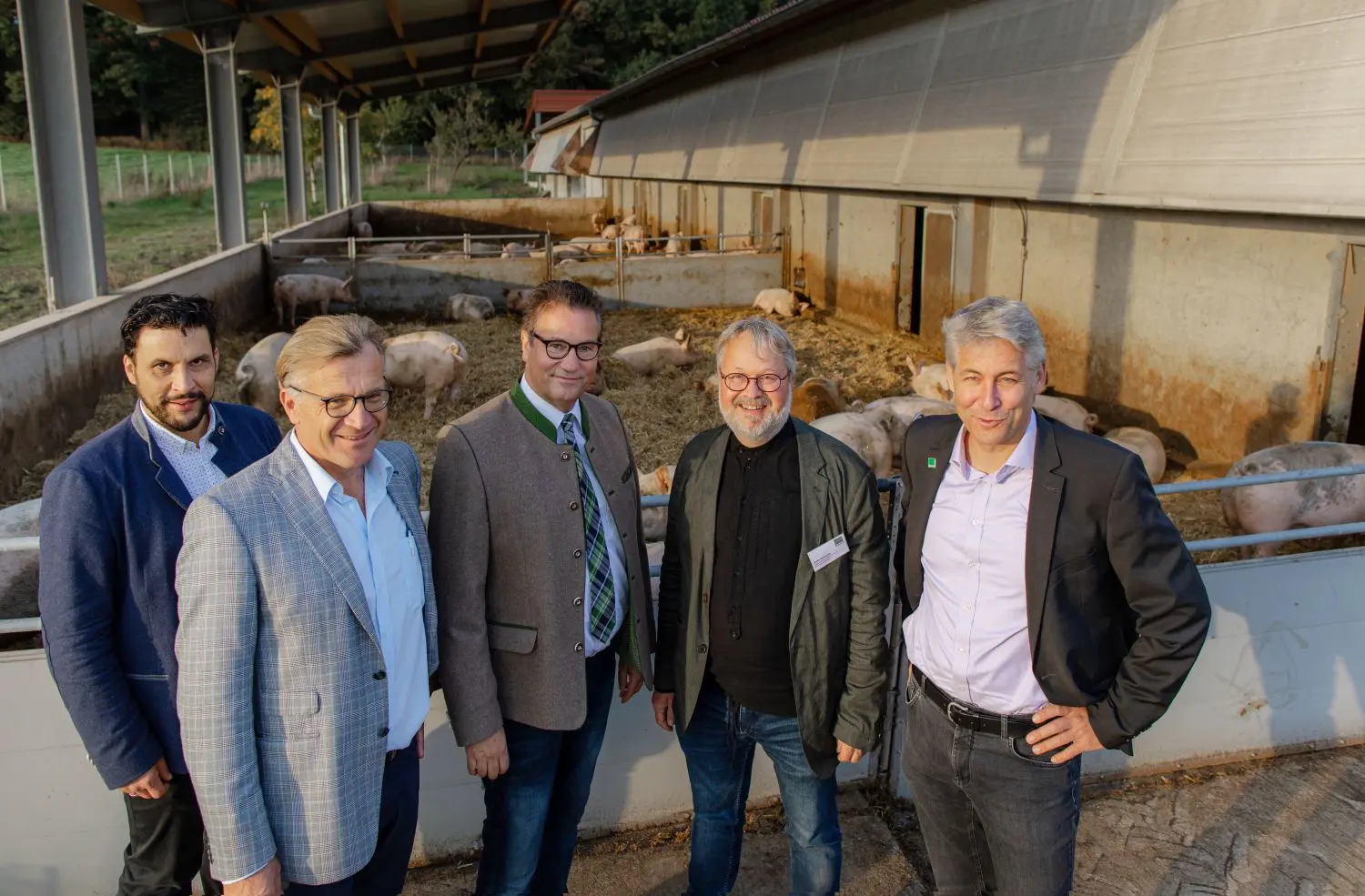 Vor der Podiumsdiskussion besuchen (von links) Christoph Zimmer (Geschäftsführer Bioland-Landesverband), Marcus Arzt (Bioland-Landesvorsitzender), Landwirtschaftsminister Peter Hauk und Bioland-Präsident Jan Plagge (rechts) den Betrieb von Heiko Reinhardt (Zweiter von rechts). Reinhardt ist Vorstandsmitglied im Bioland-Landesverband.
