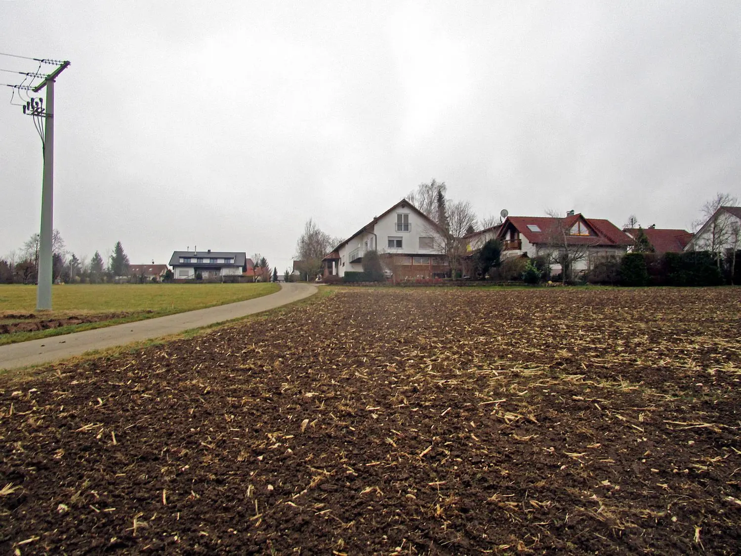 Rechts des Mühlwegs soll das neue Wohngebiet entstehen. 