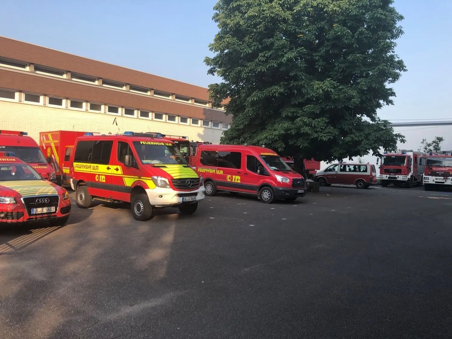 Impressionen aus dem Ahrtal: Der Einsatzleitwagen der Feuerwehr Ulm (zweites Fahrzeug von links), einst mit speziellem Allrad-Umbau beschafft, bewährte sich in diesem Gelände.