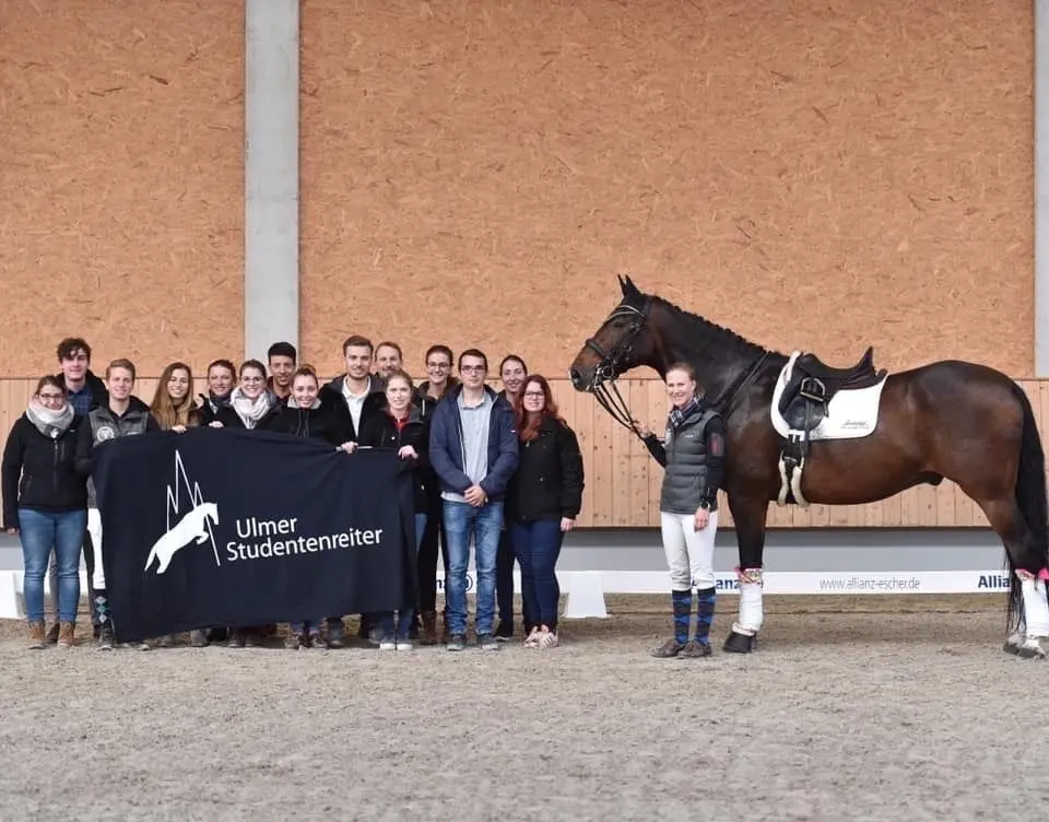 Bild oben: Beim Quali-Turnier in Nürtingen holten die Ulmer im vergangenen Jahr den ersten Platz. Von links Marie Prokop, Sven Zeller, Magdalena Schlecht und Tobias Egle. Unten: Gruppenbild mit Pferd: Das aktuelle Aufgebot der Ulmer Studentenreiter.