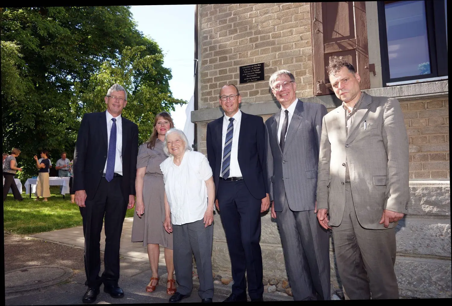 Vor der Gedenktafel für den Theologen Otto Betz am Pfarrhaus in Herrentierbach (von links): Oberkirchenrat Ulrich Heckel, Bürgermeisterin Petra Weber, Isolde Betz, Dekan Siegfried Jahn, Pfarrer Gerhard Heck und Martin Betz. ⇥