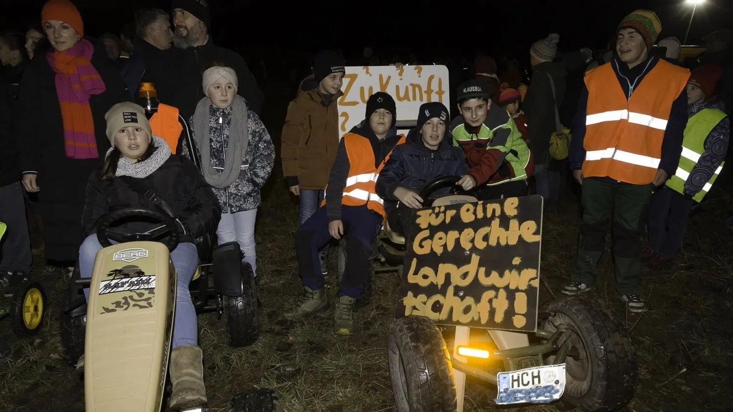 Andere kleben sich fest, sie malen lieber Plakate und hoffen, dass die helfen: Die Bauern waren mit der ganzen Familie vor Ort.