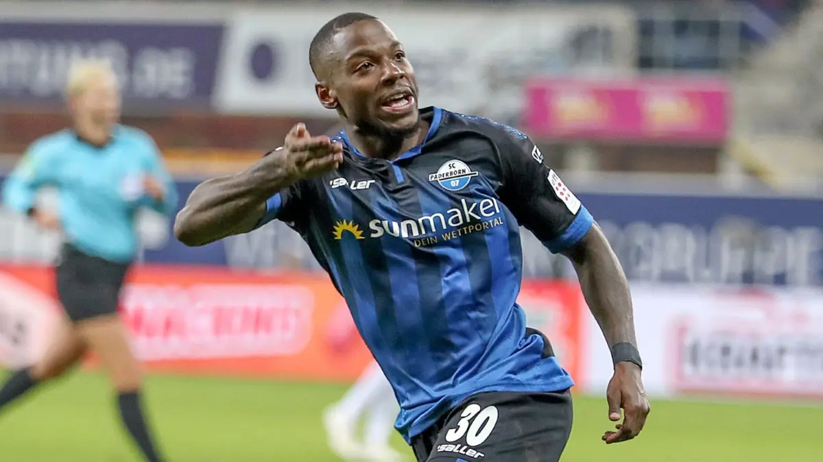 Streli Mamba erzielte für den SC Paderborn in 24 Bundesliga-Spielen insgesamt fünf Tore.
Fußball: Bundesliga, SC Paderborn 07 - RB Leipzig, 13. Spieltag in der Benteler-Arena. Paderborns Torschütze Streli Mamba feiert seinen Treffer zum 1:3. +++ dpa-Bildfunk +++