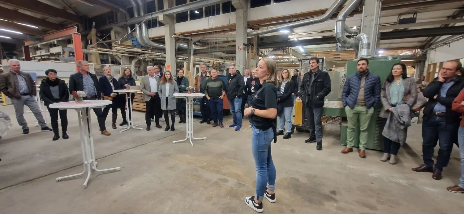 Glasermeisterin und Ausbildungsbotschafterin Anna-Lena Etter vom gleichnamigen Fensterbauunternehmen in Leidringen hat ihren Beruf vor vielen Interessierten vorgestellt.⇥