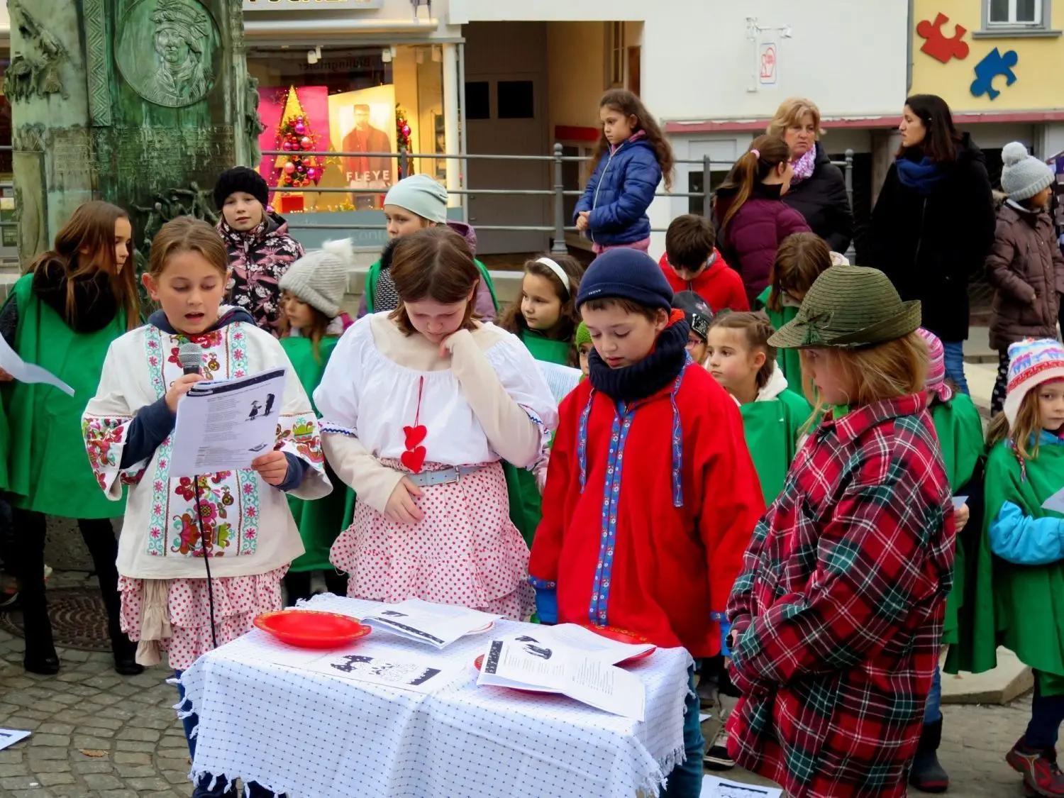 Der trefflich kostümierte Grundschulchor Hechingen führte am Samstag das Sterntaler-Märchen auf.⇥