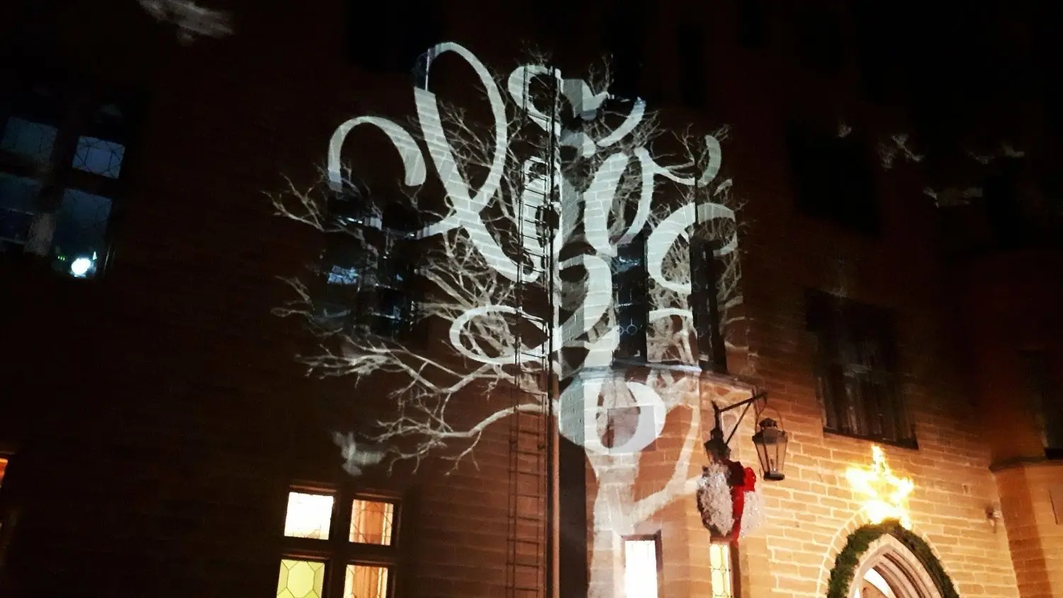 Die Illuminationen erzählen von Liebe, Glück, Handreichung und  Frieden.