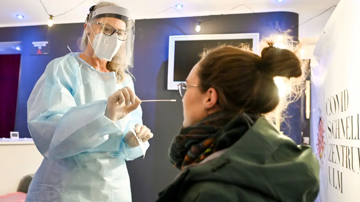 Symbolfoto: Monika Idler nimmt einen Abstrich im städtischen Testzentrum in der Hirschstraße.
Ulm, Auslastung der Testzentren, Theatro
Monika Idler nimmt den Abstrich