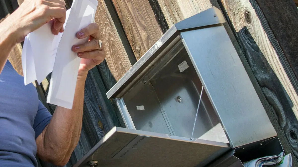 Etwa 350 Schreiben, jeweils an einen anderen Abgeordneten im Kreistag OPR, wurden am 26. November in Flecken Zechlin in die Briefkästen der Anwohner gesteckt. Die Briefe sind vorformuliert und müssen von den Anwohnern nur noch unterschrieben werden. Die Kreistagsabgeordneten sollen ihre Antworten direkt an die Stadtverwaltung Rheinsberg schicken.
ILLUSTRATION - Vorsicht vor falschen Inkasso-Schreiben: Derzeit versuchen Betrüger mit Briefen an Geld zu kommen. Foto: Christin Klose/dpa-mag - Honorarfrei nur für Bezieher des Dienstes dpa-Magazin +++ dpa-Magazin +++