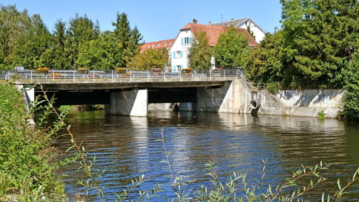 Flussabwärts von Donaubrücke und Wehr in Öpfingen wollen die SWU ein kleines Wasserkraftwerk bauen. Der Gemeinderat stimmt dem Vorhaben zu.⇥
Gemeinderatsitzung Öpfingen - Neubau einer Restwasseranlage und Umbau des Fischaufstiegs durch die SWU.
Die SWU Ulm möchte am Wehr der Öpfinger Donaubrücke eine Restwasserkraftanlage installieren und die Fischtreppe umbauen. Bei der Gemeinderatsitzung wurde das Projekt vorgestellt