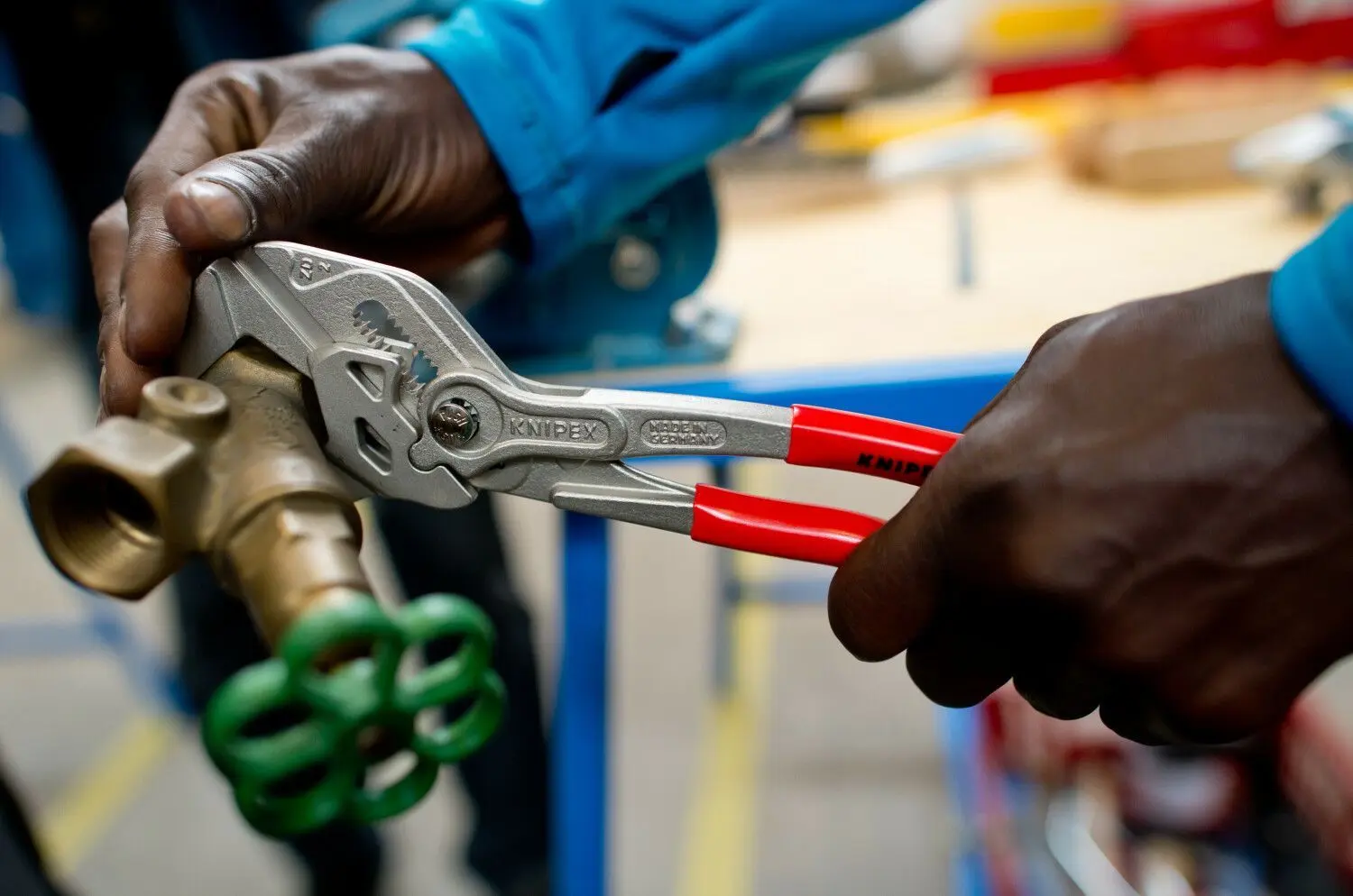 Ein Flüchtling arbeitet in der Lernwerkstatt, hier auf dem Gelände der Bayernkaserne unter professioneller Anleitung an einem Werkstück. Deutschland braucht Zuwanderer, sagt der Geschäftsführer der Handwerkskammer Ulm.