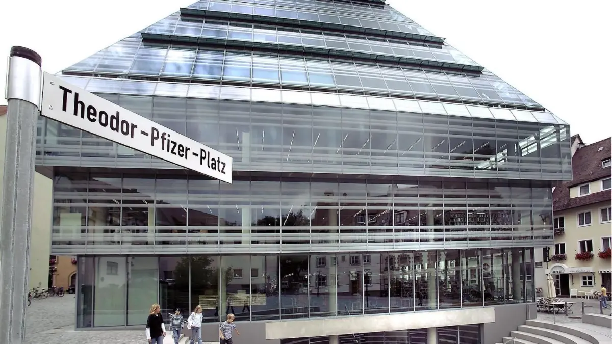 Die Ulmer Stadtbibliothek verleiht auch digitale Medien.
Vom neu benannten Theodor-Pfizer-Platz aus bietet sich ein toller Blick auf die Glaspyramide der Zentralbibliothek und das Stufen-Rondell des Forums dahinter. Die Nähe zur Bibliothek werde dem Kulturförderer Pfizer gerecht, das nahe Rathaus dem Kommunalpolitiker und früheren Ulmer Oberbürgermeister. Beachten: Erschienen am 10.11.2004 im Ulmer Wochenblatt