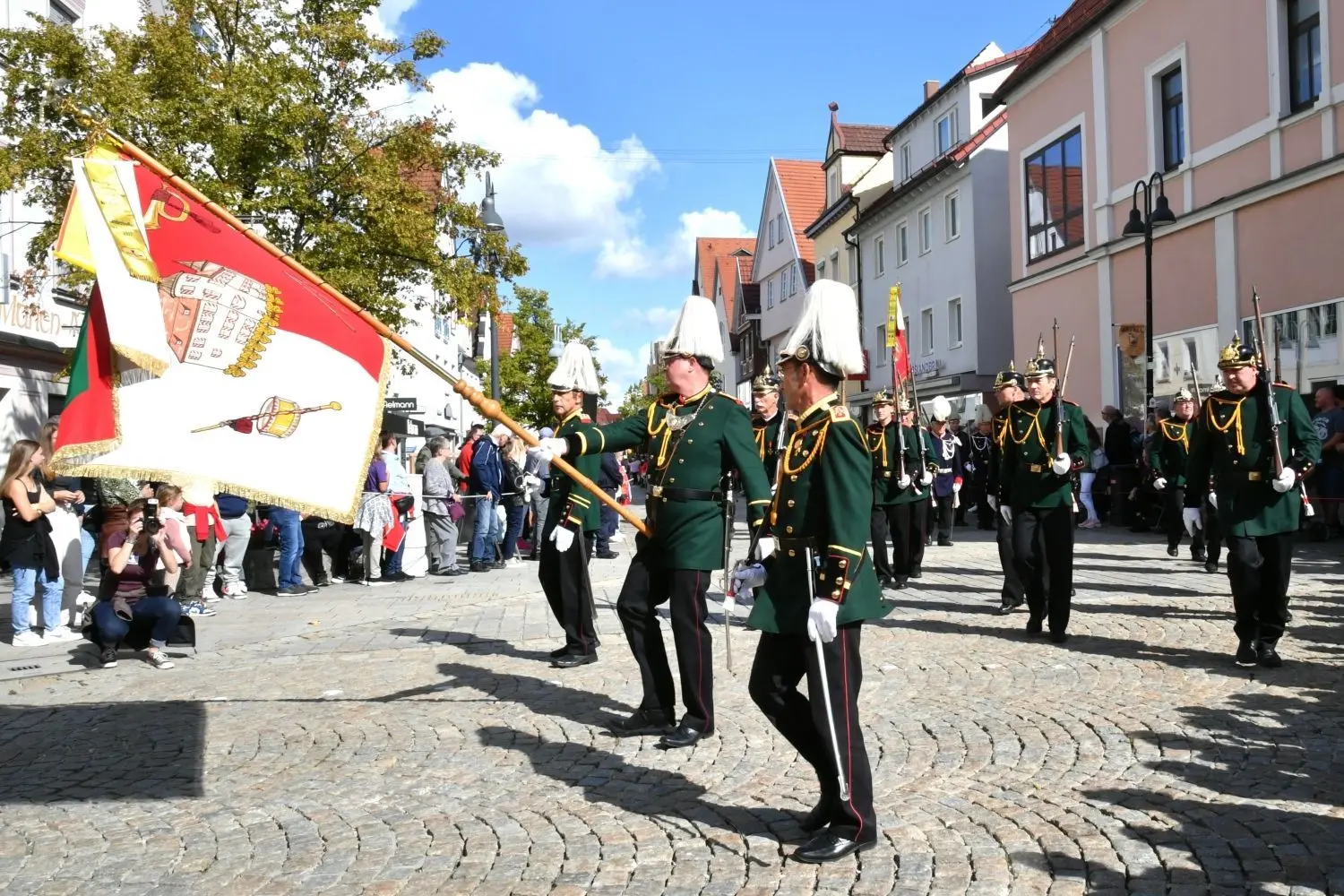 Musikkappellen aus Ehingen, historische Bürgerwachen und Milizen aus 48 Orten in Baden-Württemberg und rund 2000 Teilnehmer "im bunten Rock" waren am Sonntag zu Gast in Ehingen.