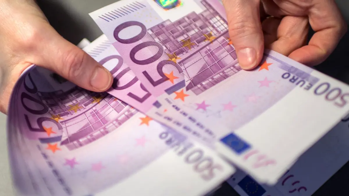 Der Mann übergab den Betrügern insgesamt 15.000 Euro. (Symbolbild)
ARCHIV - 03.02.2016, Bayern, München: ILLUSTRATION - Die Mitarbeiterin einer Bank zählt 500-Euro-Scheine ab. (zu dpa "Gnadenfrist für den 500-Euro-Schein - Bundesbank verlängert Ausgabe" vom 09.12.2018) Foto: Matthias Balk/dpa +++ dpa-Bildfunk +++