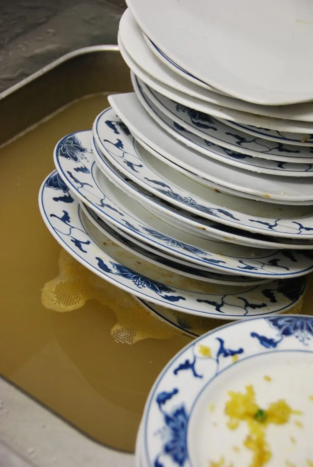 Dreckiges Spülwasser in einem Restaurant. Die Hygiene in Lebensmittelbetrieben wird regelmäßig kontrolliert. Gibt es massive Verstöße, werden Adresse und Mängelliste der Betriebe veröffentlicht.