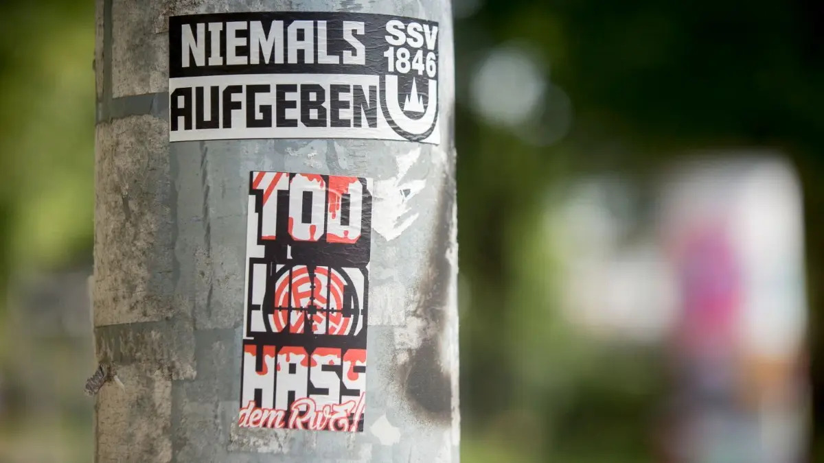 Eine Aufkleber mit einer Hassbotschaft: Fanprojekte könnten verhindern, dass die Klientel ins Lager der gewaltbereiten und rechtsgerichteten Fußball-Fanszene abrutscht.
SSV Ulm Aufkleber Hass