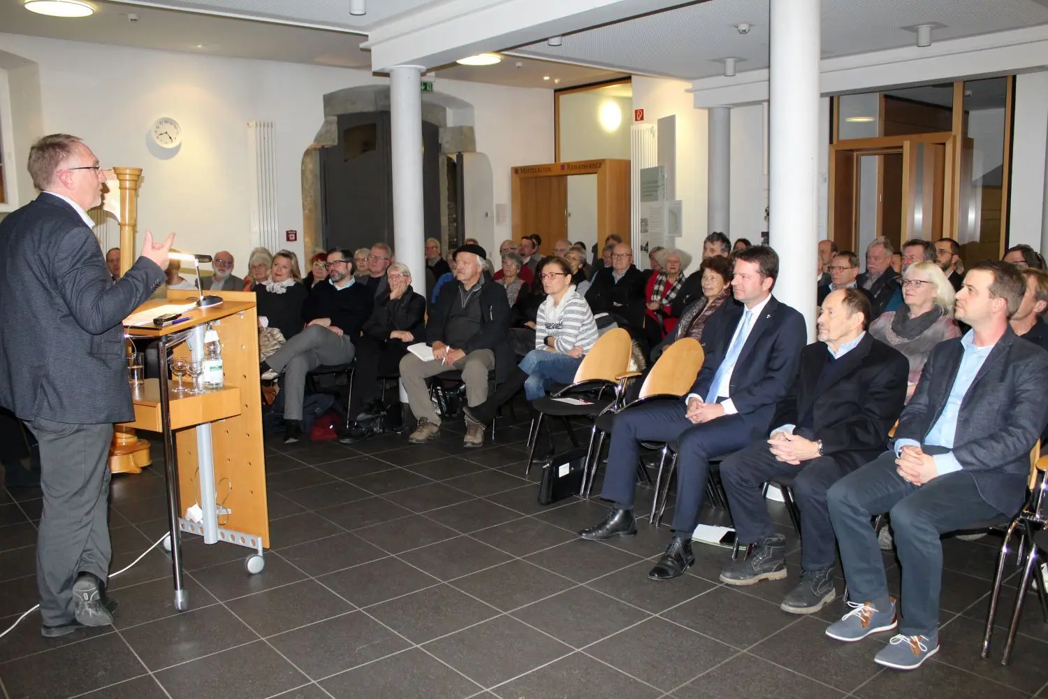 Gewaltiges Interesse: Rund 100 Besucher waren bei der Eröffnung der Ausstellung „Georg Elser und das Attentat vom 8. November 1938“ im Hohenzollerischen Landesmuseum anwesend. ⇥