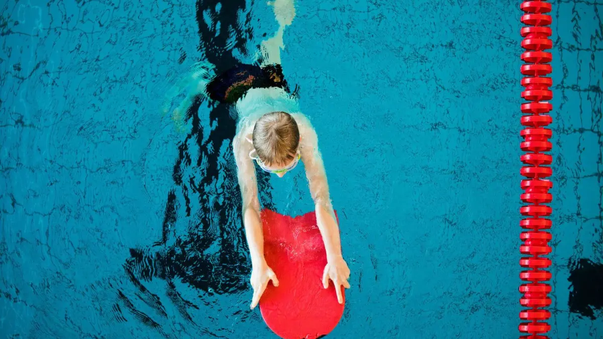 Die Schwimmfähigkeit nimmt immer mehr ab. Darum sind Kinderschwimmkurse so wichtig. In Riederich übernimmt der TSV die Trägerschaft von der Volkshochschule. ⇥
ARCHIV - 06.10.2017, Bedburg: Ein Junge nimmt an einem Schwimmkurs für Kinder teil. Die FDP im Kieler Landtag fordert von Bildungsministerin Prien mehr Anstrengungen, damit alle Kinder ausreichend gut Schwimmen lernen können. (zu dpa: «FDP fordert mehr Regierungsengagement für Schwimmunterricht») Foto: Rolf Vennenbernd/dpa +++ dpa-Bildfunk +++
