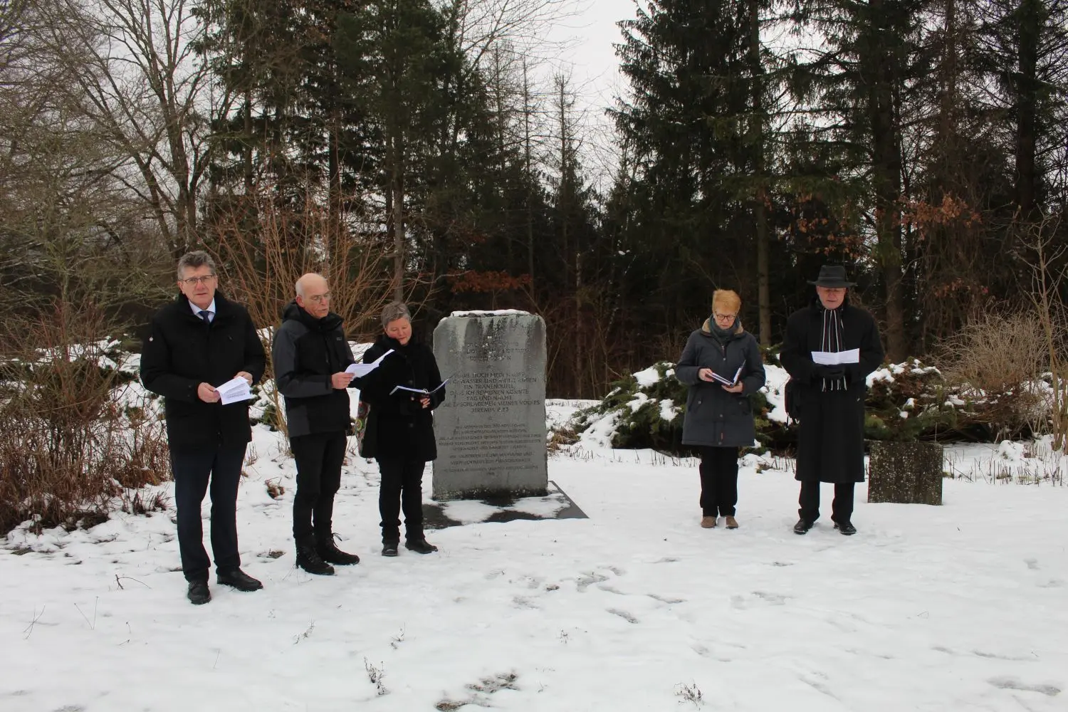 Gedenkfeier auf dem KZ-Friedhof (hier vor dem Gedenkstein, den die Gemeinde 1998 aufstellen ließ), v. l.: Landesbischof Ernst-Wilhelm Gohl, Bisingens Pfarrer Ulrich Günther und Gudrun Ehmann, Schuldekanin Amrei Steinfort und Dekan Beatus Widmann.