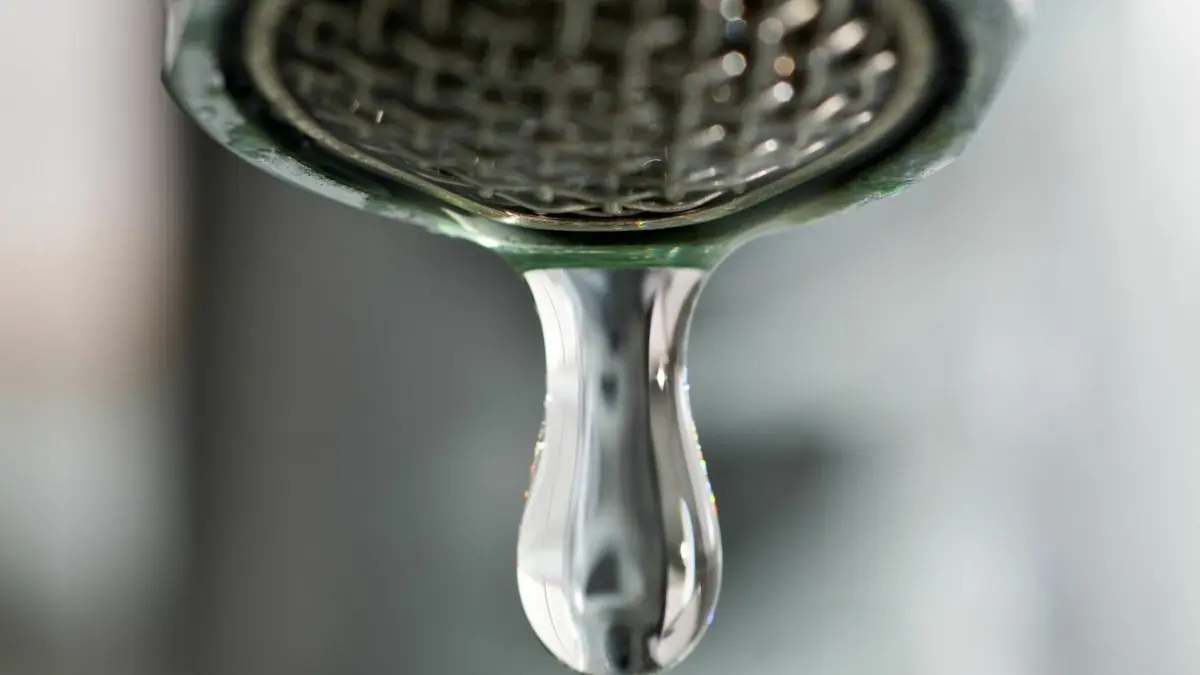 Ab 2023 übernimmt die Trinkwasserver- und Abwasserentsorgung im Raum Weißwasser die kommunale Versorgungsgesellschaft Lausitz GmbH – ein Tochterunternehmen des Wasserzweckverbandes „Mittlere Neiße-Schöps“.
ARCHIV - Ein Tropfen Wasser kommt am 21.03.2013 aus einem Wasserhahn in Frankfurt (Oder) (Brandenburg). Die zwangsweise Senkung der Wasserpreise in Berlin war rechtmäßig. Das hat das Düsseldorfer Oberlandesgericht am Montag (24.02.2014) verkündet. Damit bekam das Bundeskartellamt Recht, das die Preissenkung um rund 18 Prozent angeordnet hatte (Az.: VI-2 Kart 4/12). Die Entscheidung hat Pilotcharakter für die Wasserversorger in Deutschland. Foto: Patrick Pleul/dpa (zu dpa "Gericht: Kartellamt durfte Wasserpreise in Berlin senken" am 24.02.2014 +++ dpa-Bildfunk +++