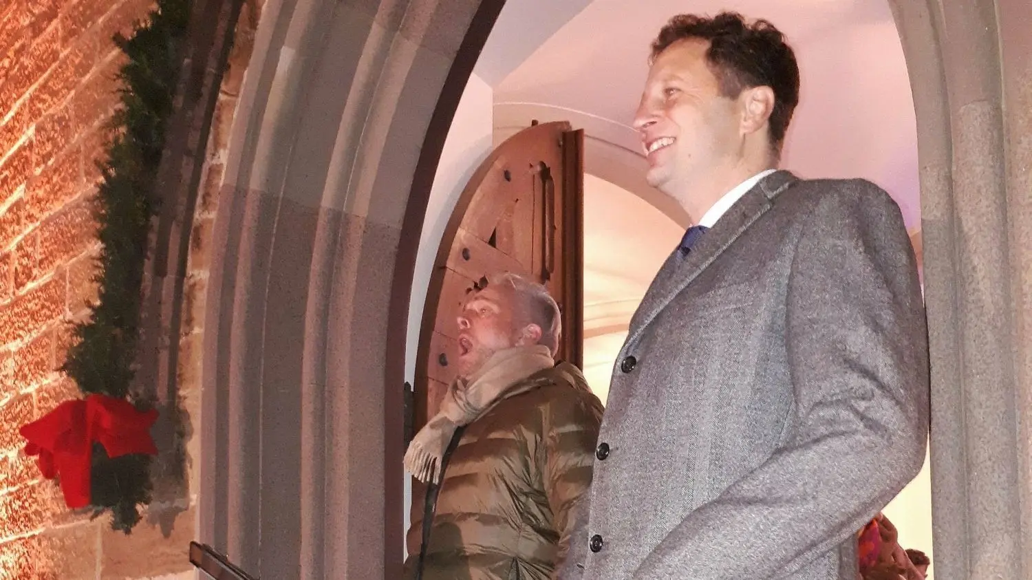 Georg Friedrich Prinz von Preußen (rechts) und der Musicalsänger Kevin Tarte stimmten das Hohenzollernlied an.