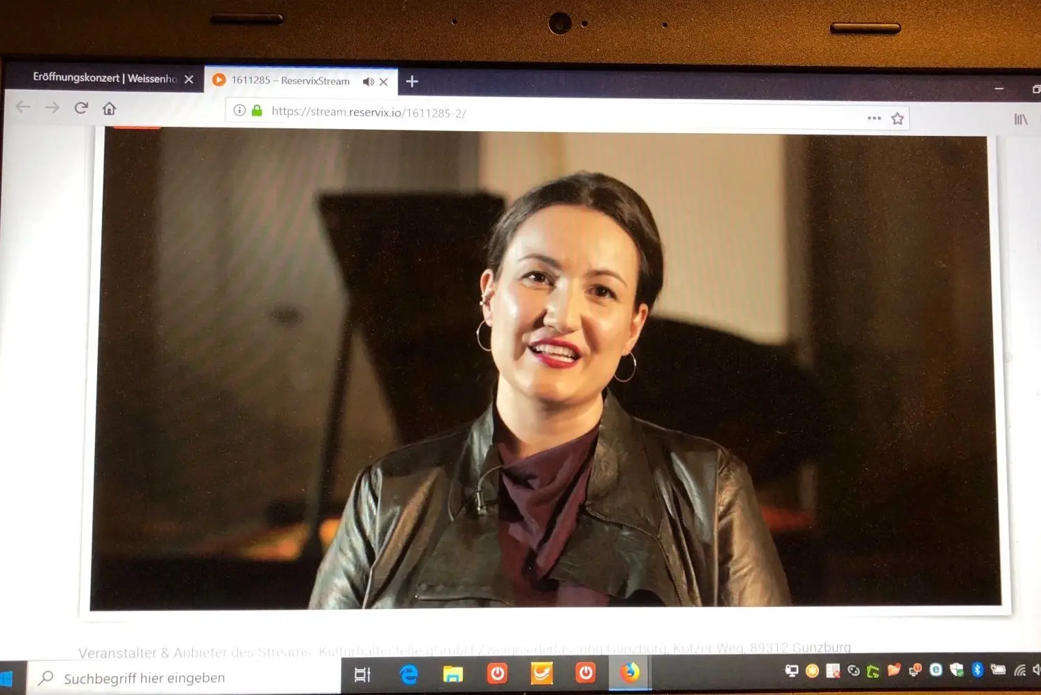 Intendantin Esther Kretzinger auf dem Laptop-Schirm. ⇥