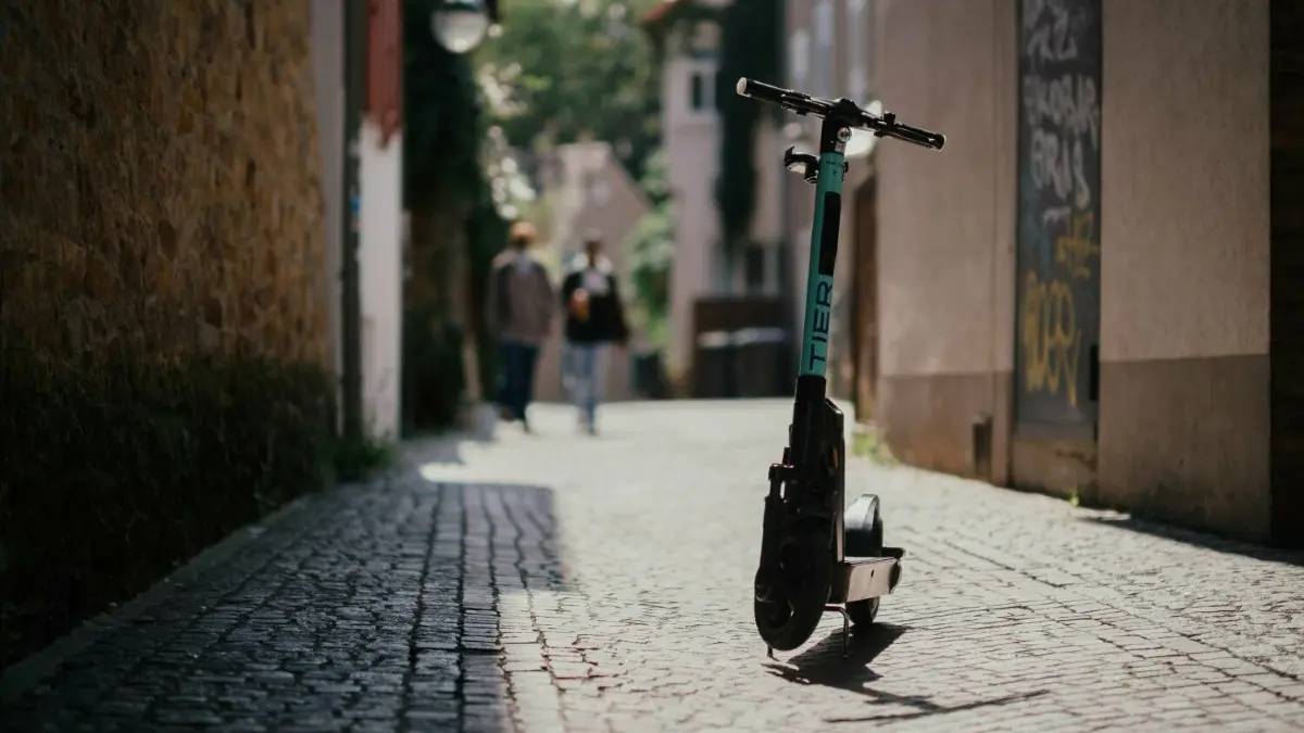 Weil besonders am Wochenende und unmittelbar davor Menschen mit Alkohol im Blut auf E-Roller steigen, will der Anbieter Tier jetzt die Zahl der Alkoholfahrten durch ein Kontrollsystem verringern.
E-Scooter Tier in Reutlingen